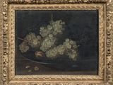 tableau représentant des raisins dans un cadre doré sur fond noir