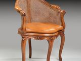 une chaise en bois avec une assise en cuir marron sur fond blanc