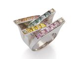 un gros plan d'une bague ornée de pierres multicolores