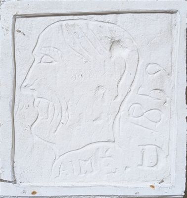 un carreau blanc sur lequel est représenté le visage d'une femme