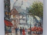 une peinture à l'huile représentant une scène de rue avec une église à l'arrière-plan