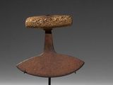 une photo représentant une sculpture d'un objet en bois posé sur un socle