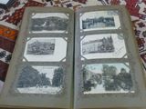 un livre ouvert sur un lit, sur lequel figurent des photos de bâtiments