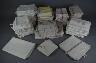 Important lot de SERVIETTES de table, TORCHON, NAPPES et ser… - Photo 1