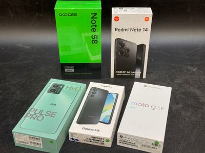 Trois boîtes de téléphones sont posées les unes à côté des autres sur une table