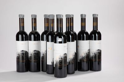 six bouteilles de vin rouge sont alignées