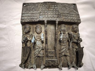 Afrique : plaque aux 4 personnages en animation - bronze (33…