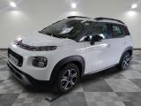 la citrole blanche est garée dans le garage sur un sol en damier