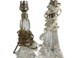 deux lampes en verre placées l'une à côté de l'autre
