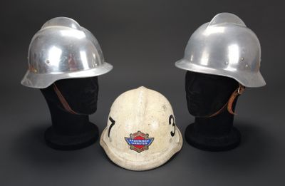 deux casques de chantier blancs posés l'un à côté de l'autre sur une tête de mannequin