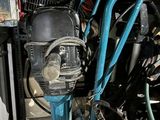 une photo d'une perceuse dans un garage où se trouvent de nombreux outils