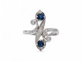 gros plan d'une bague en diamant et saphir sur fond blanc