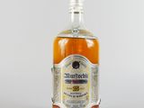 gros plan d'une bouteille d'alcool sur une surface blanche