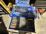 de nombreux outils dans la mallette bleue posée sur la table