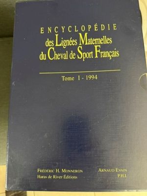 un vieux livre posé sur une table en bois à côté d'un canapé