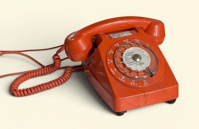un téléphone rouge posé sur une table