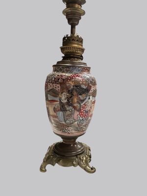 un vase avec un tableau posé sur un support