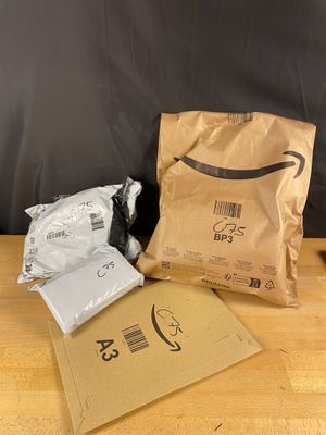 un sac de nourriture posé sur une table à côté d'un sac de nourriture