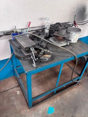 une machine posée sur une table dans une pièce