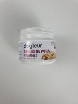 le récipient est rempli de nourriture et se trouve sur la table