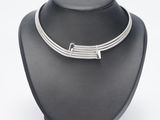 gros plan d'un collier sur un présentoir pour mannequin