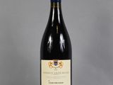 une bouteille de vin posée sur une table