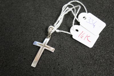une croix en argent à laquelle est attachée une étiquette de prix