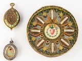 trois bijoux, dont une montre, un pendentif et une broche