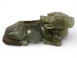 sculpture en jade représentant un taureau couché sur une surface blanche