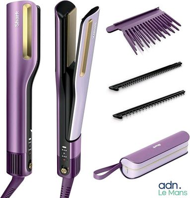 un sèche-cheveux violet, un peigne et d'autres objets sur fond blanc