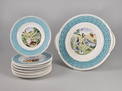 plusieurs assiettes bleues et blanches sur lesquelles figurent un homme et une femme