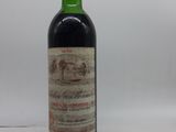 une bouteille de vin rouge posée sur une table blanche