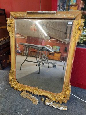 un miroir posé par terre à côté d'un piano
