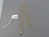 une image représentant un collier en or muni d'une chaîne