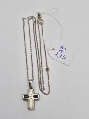 un gros plan d'une croix suspendue à une chaîne, avec une étiquette de prix