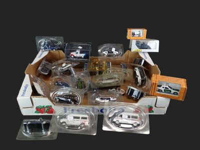 une boîte remplie de petites voitures de toutes sortes sur fond noir