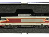 un petit train dans une boîte posée sur une surface blanche