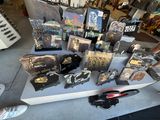 une table sur laquelle sont posés plusieurs skateboards