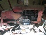 un tracteur rouge garé à l'intérieur d'un bâtiment