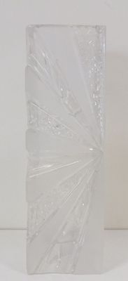 un vase en verre transparent orné d'un motif en forme d'étoile