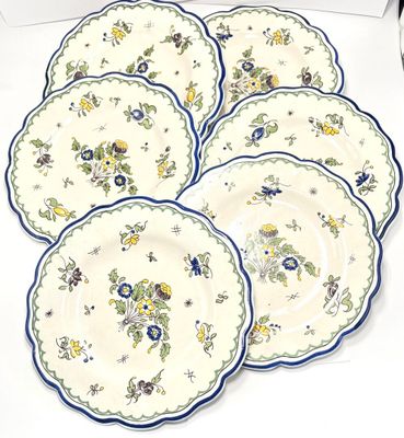 six assiettes bleues et blanches ornées de motifs floraux, posées sur une table