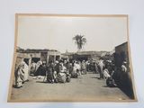 une vieille photo en noir et blanc représentant un groupe de personnes dans un village