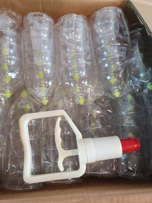 une boîte remplie de bouteilles d'eau vides et un décapsuleur