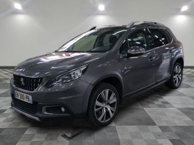 la voiture grise est garée sur un sol en damier dans le garage