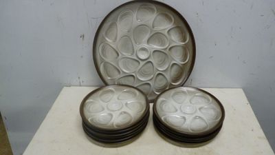 trois assiettes et un bol posés sur une table, sur fond blanc