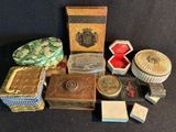 beaucoup de petites boîtes et de boîtes posées sur une table