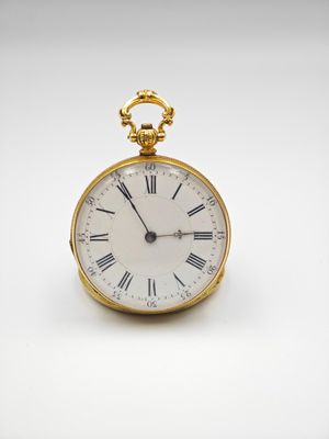 Gros plan sur une montre de poche en or avec des chiffres romains