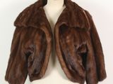 veste en fourrure marron sur un mannequin, un mannequin, un mannequin, un mannequin, un mannequin, un mannequin, un mannequin, un mannequin, un mannequin