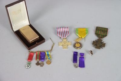 un assortiment de médailles, comprenant notamment une croix, une médaille et d'autres objets