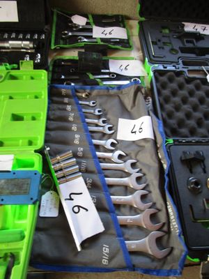 un grand nombre d'outils posés sur une table